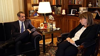 Η Πρόεδρος της Δημοκρατίας Κατερίνα Σακελλαροπούλου συνομιλεί με τον πρωθυπουργό Κυριάκο Μητσοτάκη, κατά τη διάρκεια της συνάντησής τους στο Προεδρικό Μέγαρο