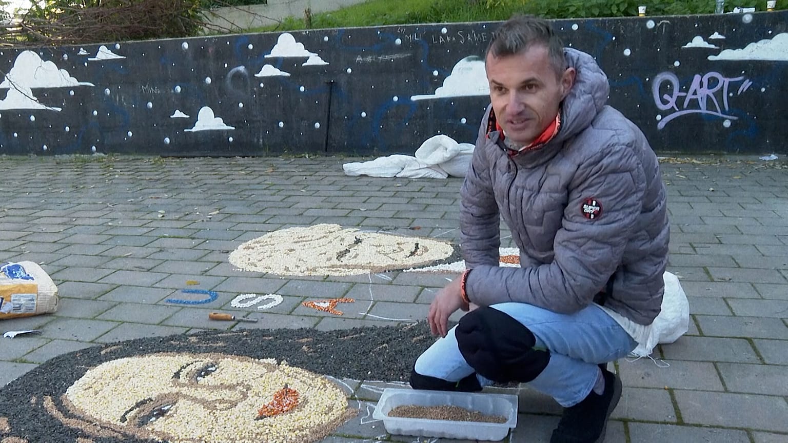 Pozhegu créant la mosaïque au sol