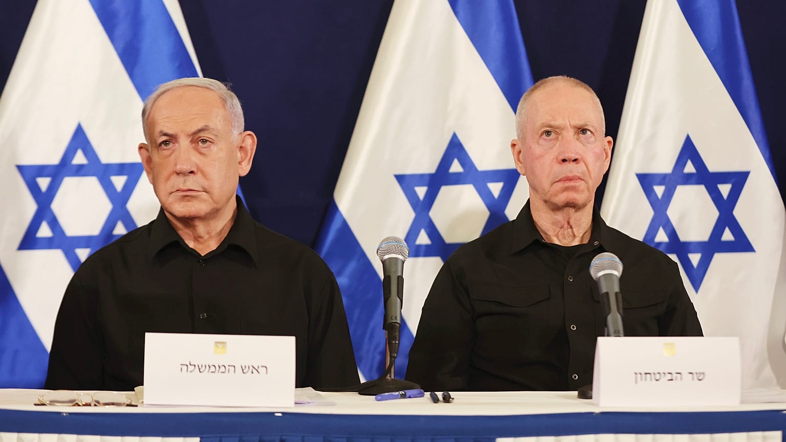 İsrail Başbakanı Binyamin Netanyahu (solda) ve Savunma Bakanı Yoav Gallant, 28 Ekim 2023'te İsrail'in Tel Aviv kentindeki Kirya askeri üssünde bir basın toplantısına katılıyor