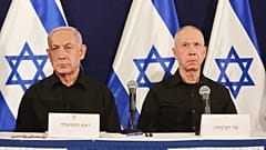 İsrail Başbakanı Binyamin Netanyahu (solda) ve Savunma Bakanı Yoav Gallant, 28 Ekim 2023'te İsrail'in Tel Aviv kentindeki Kirya askeri üssünde bir basın toplantısına katılıyor