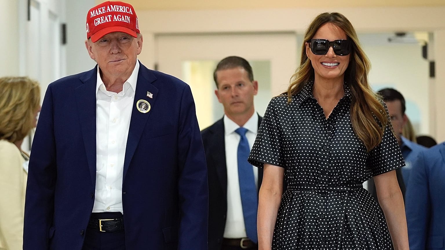 Cumhuriyetçi başkan adayı eski başkan Donald Trump ve eski first lady Melania Trump, 5 Kasım 2024 Salı günü Florida, Palm Beach'te görüntüleniyorlar