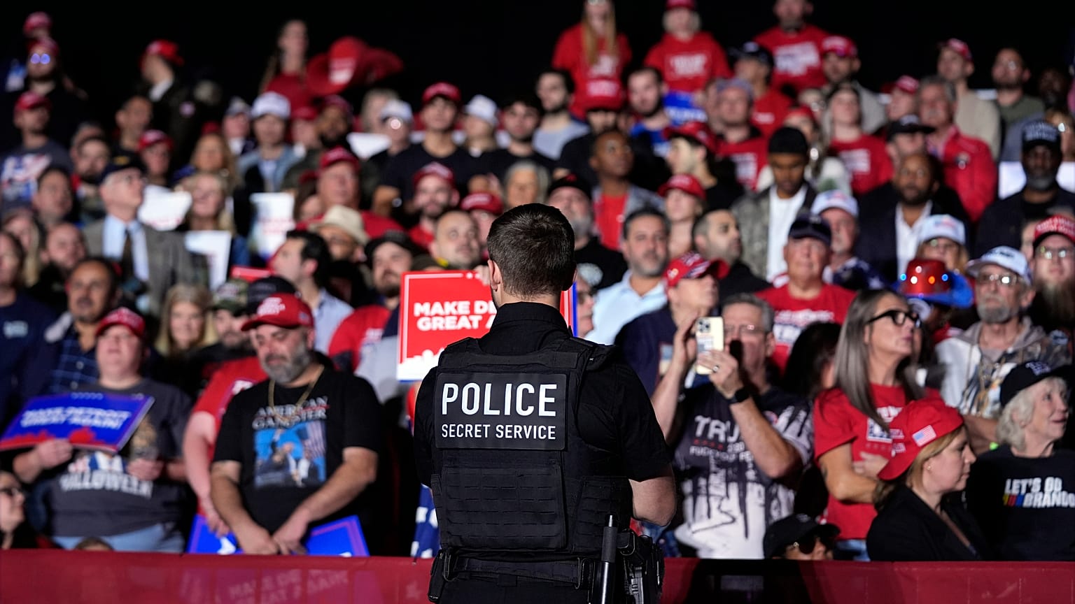 Cumhuriyetçi Parti'den Donald Trump'ın Michigan'da düzenlediği bir miting sırasında polis sırtı dönük bir şekilde görülüyor, 18 Ekim 2024 