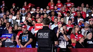 Cumhuriyetçi Parti'den Donald Trump'ın Michigan'da düzenlediği bir miting sırasında polis sırtı dönük bir şekilde görülüyor, 18 Ekim 2024 