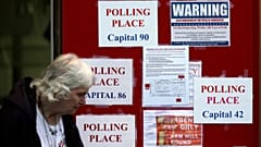El 35% de los votantes estadounidenses afirma que la democracia es su principal problema en estas elecciones, seguido del 31% que afirma que la economía.