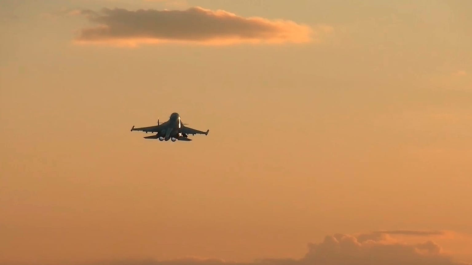 Rus hava kuvvetlerine ait bir Su-34 bombardıman uçağı Rusya'nın Kursk bölgesi sınırında görev yapıyor.