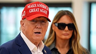 Cumhuriyetçi başkan adayı eski başkan Donald Trump ve eşi Melania Trump, 5 Kasım 2024 Salı günü Florida, Palm Beach'te oy kullandıktan sonra görüntüleniyor