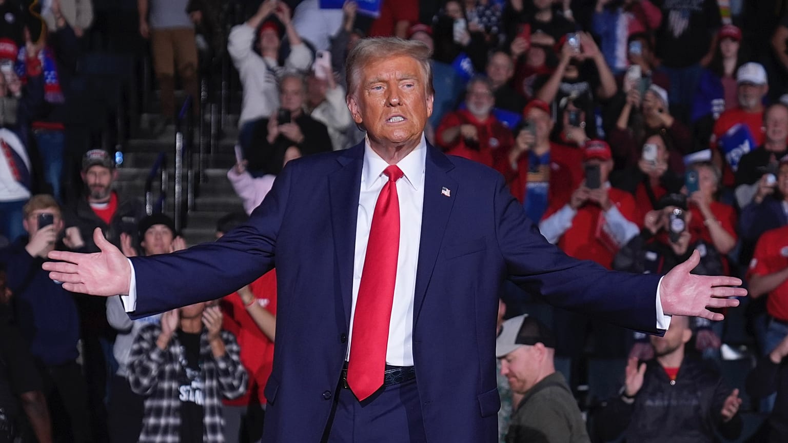 Cumhuriyetçi başkan adayı eski Başkan Donald Trump, 5 Kasım 2024 Salı günü Michigan, Grand Rapids'teki Van Andel Arena'da düzenlenen bir kampanya mitinginde görüntüleniyor
