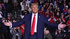 Cumhuriyetçi başkan adayı eski Başkan Donald Trump, 5 Kasım 2024 Salı günü Michigan, Grand Rapids'teki Van Andel Arena'da düzenlenen bir kampanya mitinginde görüntüleniyor