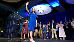 Sarah McBride, Delaware'de Demokrat Partili destekçilerini selamlıyor, 5 Kasım 2024