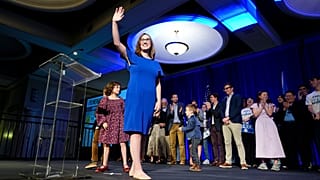 Sarah McBride, Delaware'de Demokrat Partili destekçilerini selamlıyor, 5 Kasım 2024