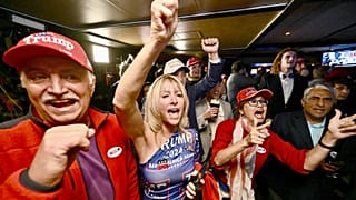 Pessoas celebram durante uma festa da noite das eleições republicanas no Muldoon's Irish Pub em Newport Beach, CA, 5 de novembro de 2024