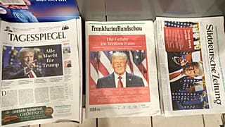 Seçilmiş Başkan Donald Trump'ın yer aldığı Alman gazetelerinin ön sayfaları 7 Kasım 2024 Perşembe günü Almanya'nın Köln kentindeki bir istasyon büfesinde görülüyor.
