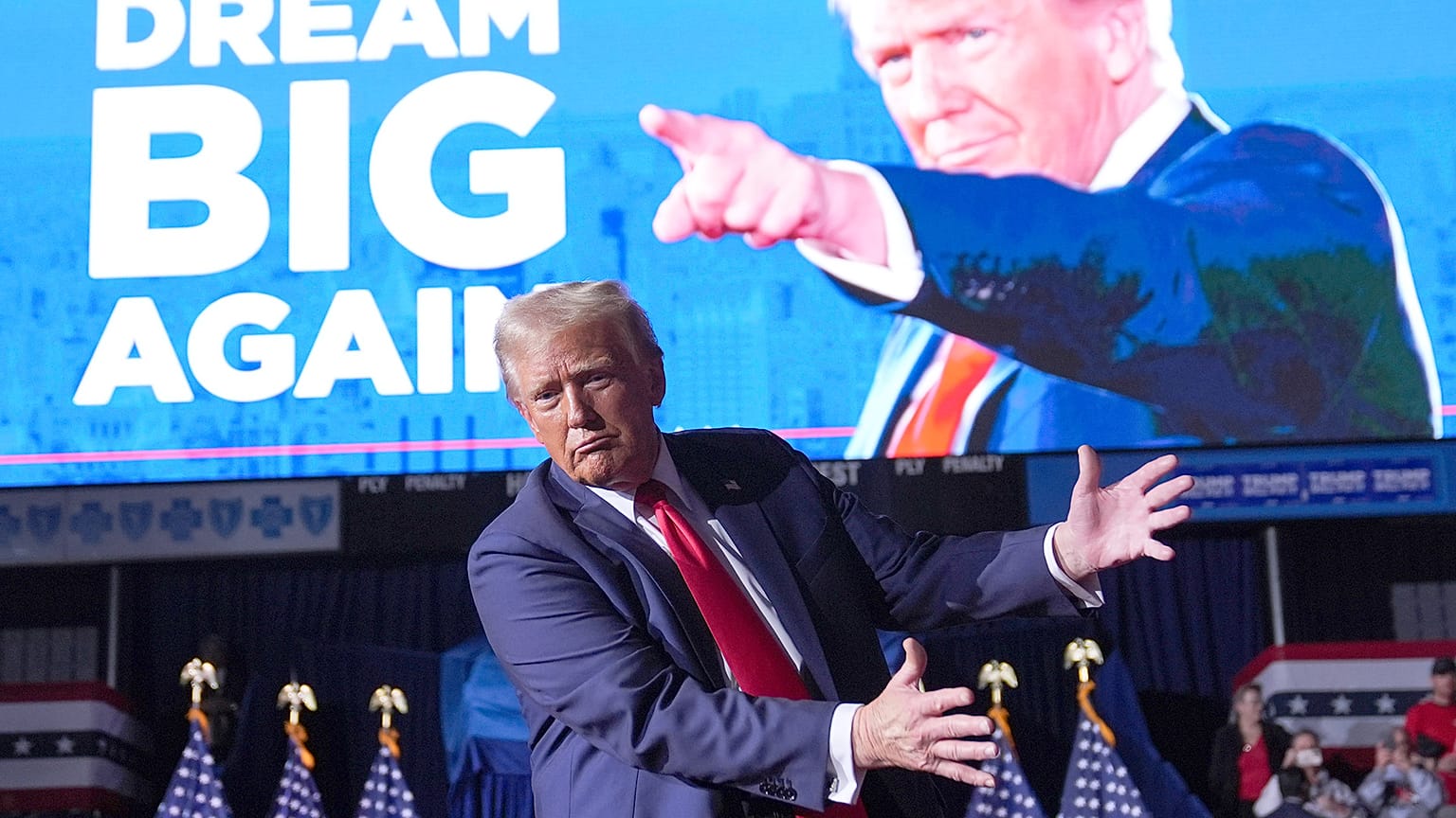Der republikanische Präsidentschaftskandidat und ehemalige Präsident Donald Trump gestikuliert nach einer Wahlkampfveranstaltung in Grand Rapids, MI, 5. November 2024