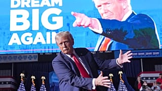 O candidato presidencial republicano, o ex-presidente Donald Trump, gesticula após um comício de campanha em Grand Rapids, MI, 5 de novembro de 2024