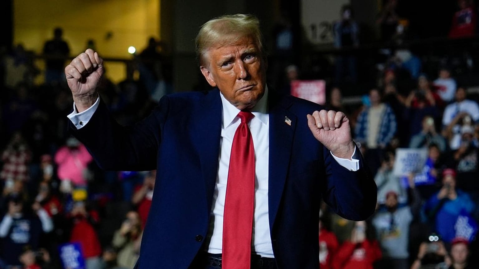 Le candidat républicain à la présidence, l'ancien président Donald Trump, fait un geste après un rassemblement de campagne à Grand Rapids, MI, le 5 novembre 2024.