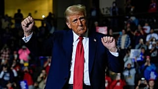 Le candidat républicain à la présidence, l'ancien président Donald Trump, fait un geste après un rassemblement de campagne à Grand Rapids, MI, le 5 novembre 2024.