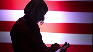Um apoiante assiste aos resultados durante uma festa de observação da noite eleitoral em Las Vegas, Nevada.