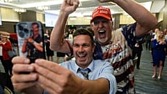 Simpatizantes celebran y se toman 'selfies' durante una fiesta de observación electoral para el candidato republicano al Senado Eric Hovde en Madison, Wisconsin.