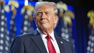 Donald Trump chega a uma festa de observação da noite eleitoral no Centro de Convenções de Palm Beach, na Florida, a 6 de novembro de 2024