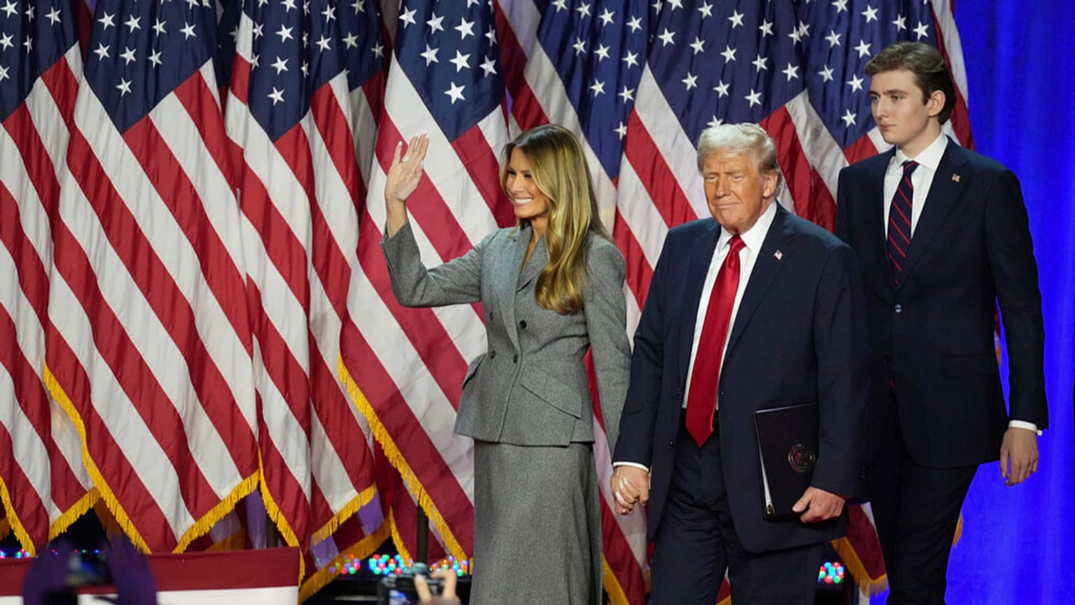 Donald Trump llega con Melania Trump y su hijo Barron al Centro de Convenciones del Condado de Palm Beach