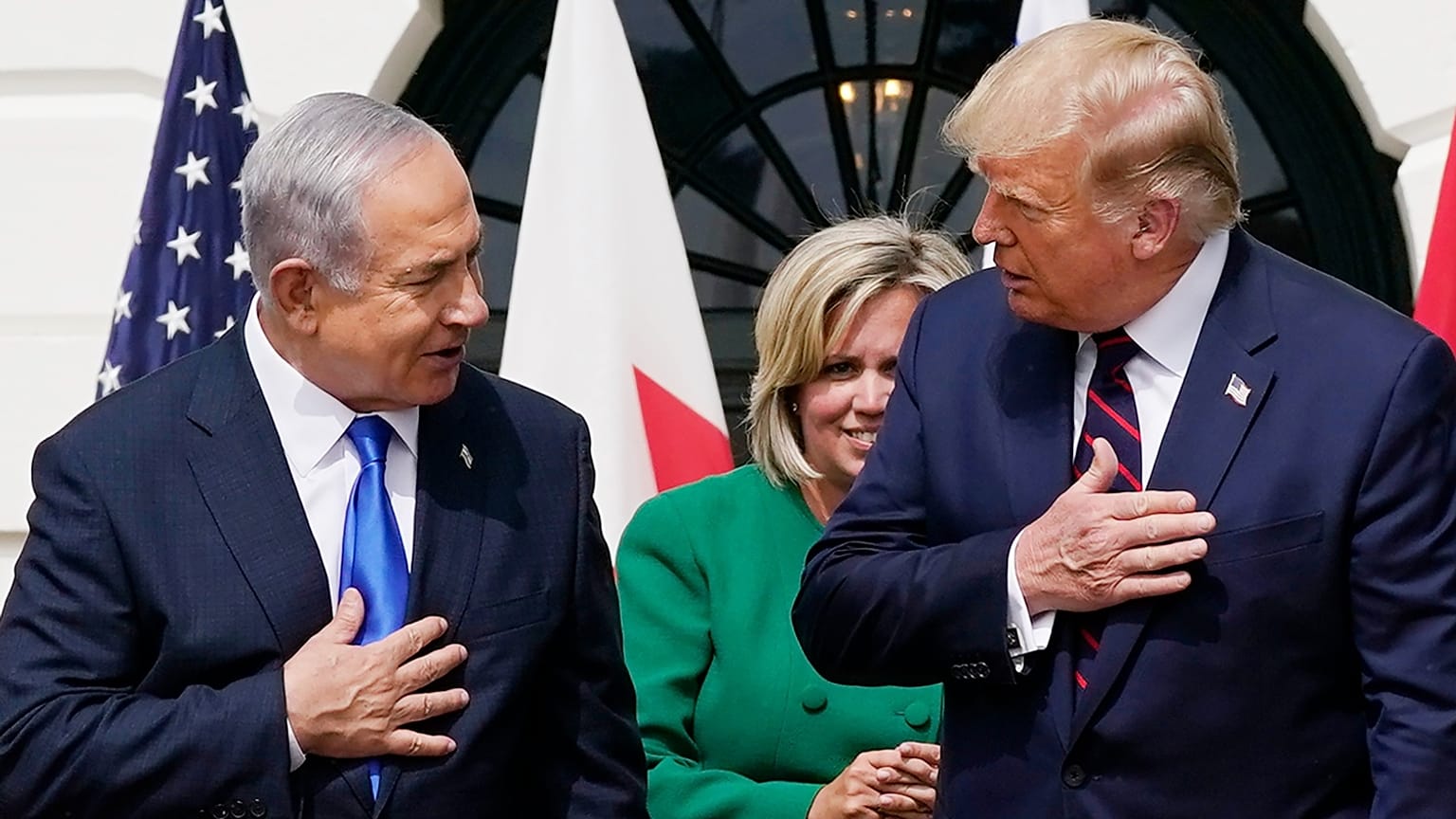 الرئيس الأمريكي دونالد ترامب إلى جانب رئيس الوزراء الإسرائيلي بنيامين نتنياهو 
