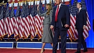 El presidente Donald Trump, su esposa Melania y su hijo, Barron mientras se dirigen a la Casa Blanca. 