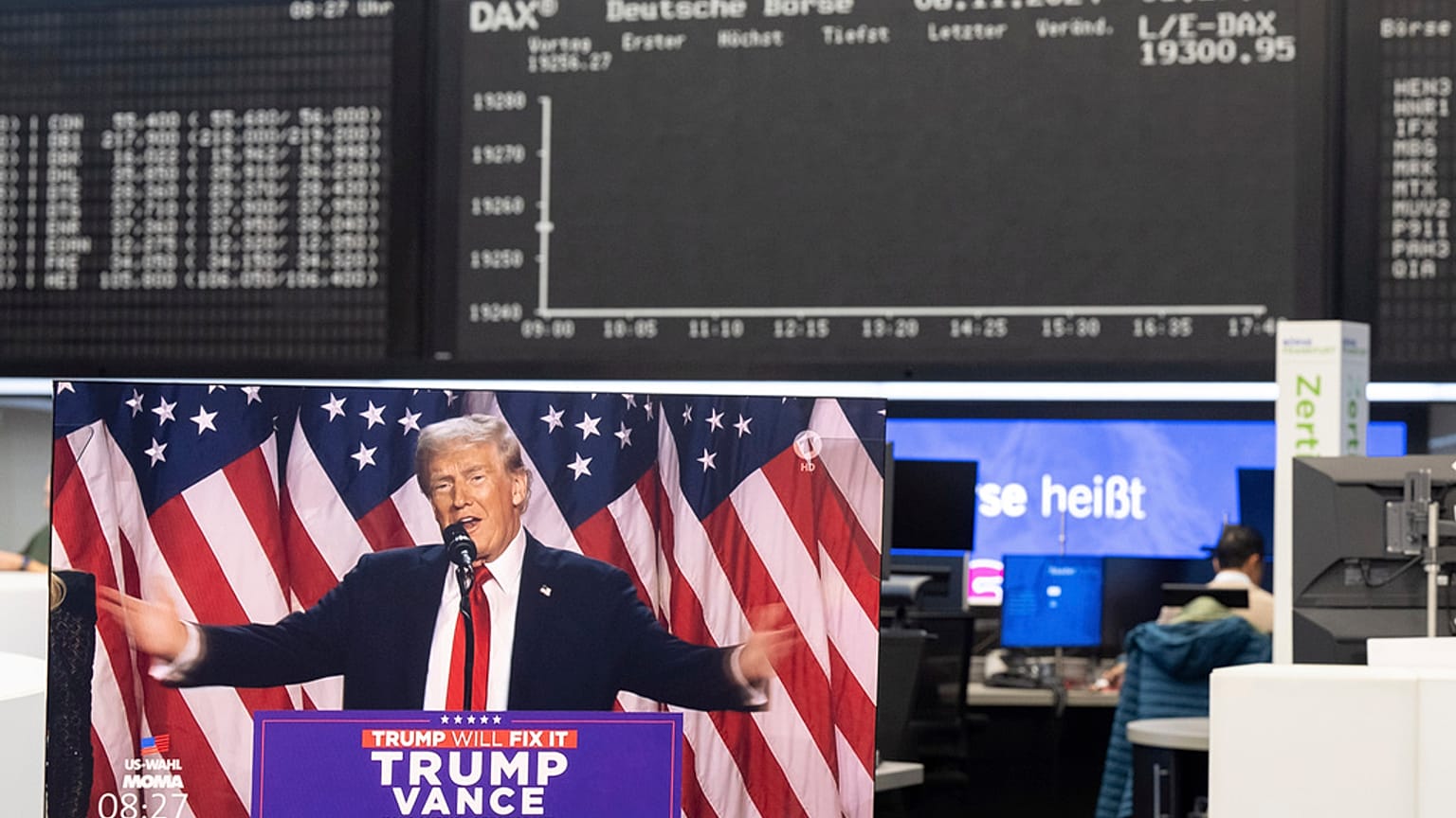 Un discours du candidat républicain à la présidence, l'ex-président Donald Trump, est diffusé en direct sur un écran dans la salle des marchés de la Deutsche Börse à Francfort