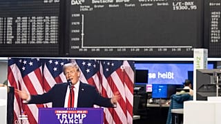 Un discours du candidat républicain à la présidence, l'ex-président Donald Trump, est diffusé en direct sur un écran dans la salle des marchés de la Deutsche Börse à Francfort