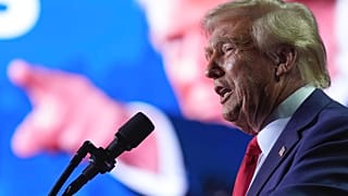 Cumhuriyetçi başkan adayı Donald Trump, 5 Kasım 2024 Salı günü Michigan, Grand Rapids'teki Van Andel Arena'da düzenlenen bir kampanya mitinginde konuşuyor.