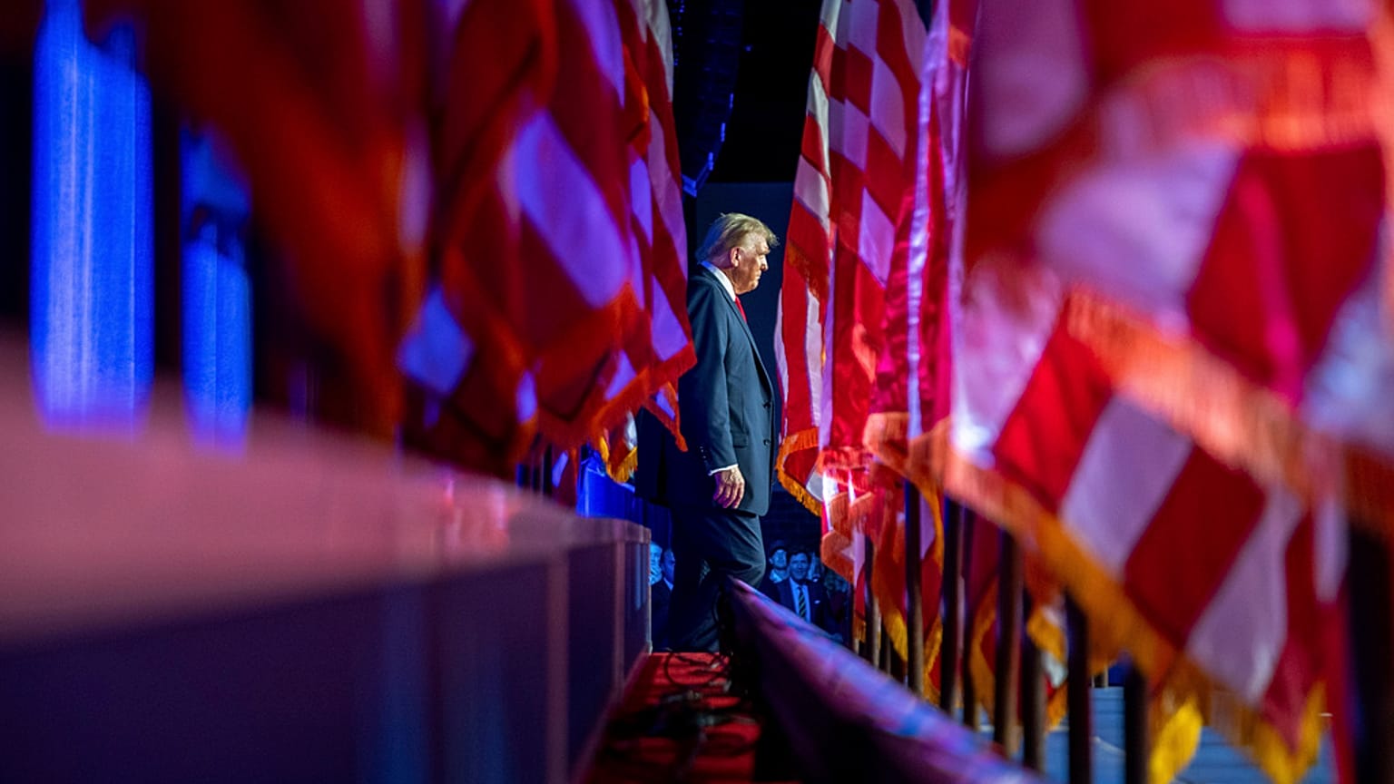 ABD'de Cumhuriyetçilerin desteklediği eski Başkan Donald Trump, Florida, West Palm Beach'teki Kongre Merkezi'nde düzenlenen seçim takibi partisinde, 6 Kasım 2024.