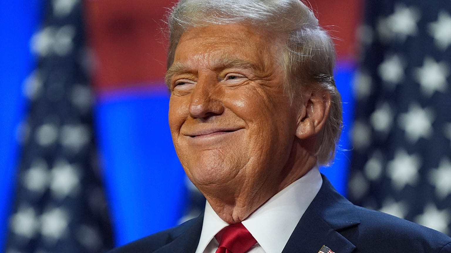 Donald Trump, Palm Beach Kongre Merkezi'nde düzenlenen seçim partisinde gülümsüyor, 6 Kasım 2024