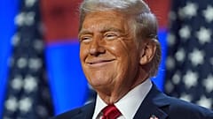 Donald Trump, Palm Beach Kongre Merkezi'nde düzenlenen seçim partisinde gülümsüyor, 6 Kasım 2024