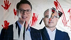 A fotografia do Presidente sérvio Aleksandar Vucic, com o seu Primeiro-Ministro, é manchada com tinta vermelha durante uma manifestação em Novi Sad, Sérvia, 05.11.2024