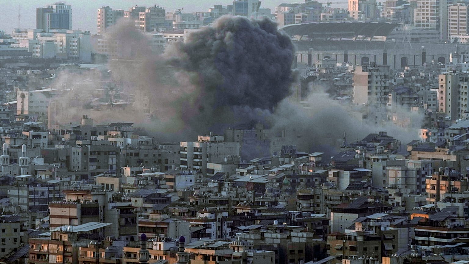 دخان يتصاعد من غارة جوية إسرائيلية على الضاحية، في الضاحية الجنوبية لبيروت، لبنان، الأربعاء، 6 نوفمبر، 2024. 