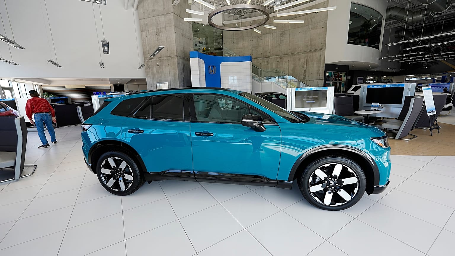 Honda 2025 Prologue elektrikli araç ABD'de bir showroom'da sergileniyor