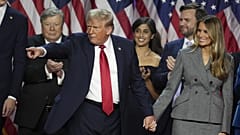 Donald et Melania Trump lors de la soirée électorale américaine, le mercredi 6 novembre 2024, à West Palm Beach, en Floride.