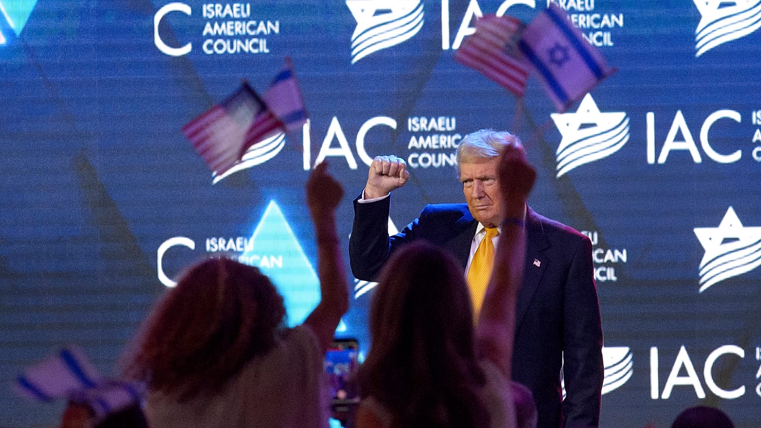Donald Trump, Washington Hilton'da düzenlenen İsrail Amerikan Konseyi 9. Yıllık Ulusal Zirvesi'nde.