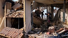 Εργαζόμενοι της πολιτικής άμυνας επιθεωρούν τα ερείπια ενός κατεστραμμένου κτιρίου που επλήγη από ισραηλινή αεροπορική επιδρομή το βράδυ της Τρίτης, στην πόλη Μπάρια του Λιβάνου, Τετάρτη 6 Νοεμβρίου 2024.
