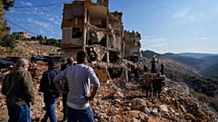 спасатели осматривают обломки разрушенного здания, пострадавшего от израильского авиаудара во вторник вечером, в Бардже, Ливан, среда, 6 ноября 2024 года.