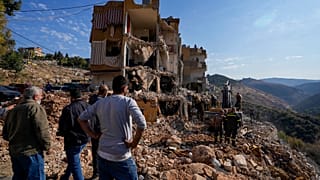 спасатели осматривают обломки разрушенного здания, пострадавшего от израильского авиаудара во вторник вечером, в Бардже, Ливан, среда, 6 ноября 2024 года.