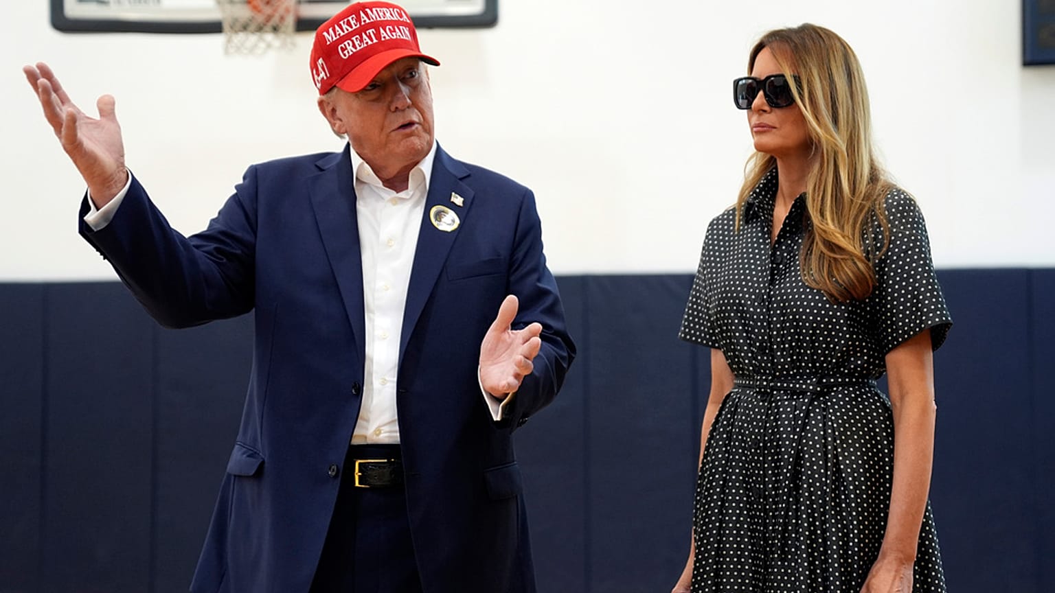 Donald Trump habla mientras la ex primera dama Melania Trump escucha después de votar el día de las elecciones en el Centro de Recreación Morton y Barbara Mandel, 5 de noviembre de 2024, en Palm Beach.