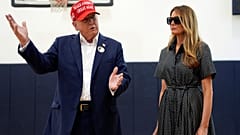 Donald Trump beszél, miközben a volt first lady, Melania Trump hallgatja, miután szavaztak a választás napján a Morton és Barbara Mandel rekreációs központban, 2024. november 5-én, Palm Beachen.