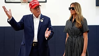 Donald Trump konuşurken, eski first lady Melania Trump 5 Kasım 2024'te Palm Beach'teki Morton ve Barbara Mandel Rekreasyon Merkezi'nde seçim günü oy kullandıktan sonra onları dinliyor