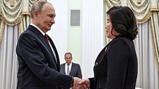 Ο Ρώσος πρόεδρος Βλαντιμίρ Πούτιν χαιρετά τον υπουργό Εξωτερικών της Βόρειας Κορέας Τσόε Σον Χούι κατά τη διάρκεια της συνάντησής τους στο Κρεμλίνο στη Μόσχα, Ρωσία, 4 Νοεμβρίου 2024.