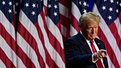 Donald Trump zeigt bei einer Wahlparty am 6. November 2024 in West Palm Beach, Florida, auf die Menge.
