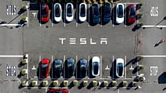 Φωτογραφία αρχείου με αυτοκίνητα Tesla στο χώρο στάθμευσης της εταιρείας 