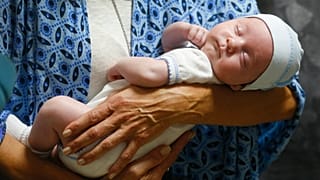 Архив: новорождённый на руках у матери.