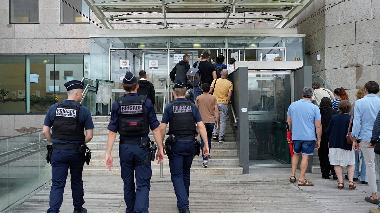 Αστυνομικοί περπατούν στο δικαστικό μέγαρο της Αβινιόν πριν από τη δίκη του Ντομινίκ Πελικό, στην Αβινιόν της νότιας Γαλλίας, 5 Σεπτεμβρίου 2024.