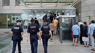 Fransa'nın güneyindeki Avignon kentinde Dominique Pelicot'un duruşması öncesinde polis memurları adliye binasında yürürken, 5 Eylül 2024