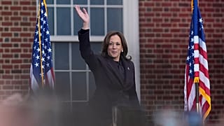 Kamala Harris érkezik, hogy elmondja beszédét a washingtoni Howard Egyetemen 2024.11.06-án.